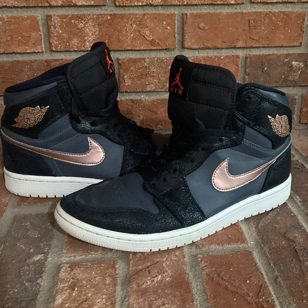 Men’s Air Jordan 1 retro “Bronze Medal” size 9